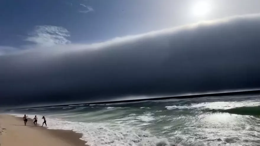 Nube gigante en forma de tsunami sorprende a los bañistas en Portugal