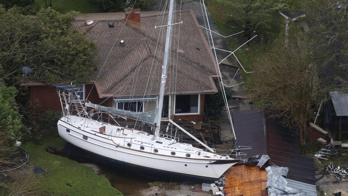 Una embarcación empotrada contra una casa a causa de los efectos del 'Florence' a su paso por New Bern, en Carolina del Norte.