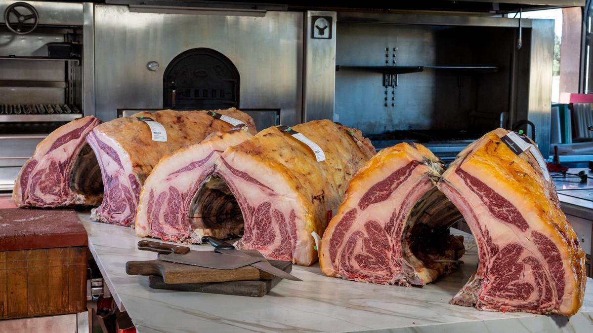 Varios chuleteros de El Capricho, uno de los mejores restaurantes de carne del mundo.