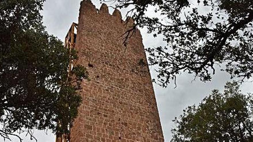 Polítics i periodistes ahir, davant de la torre de Merola, restaurada