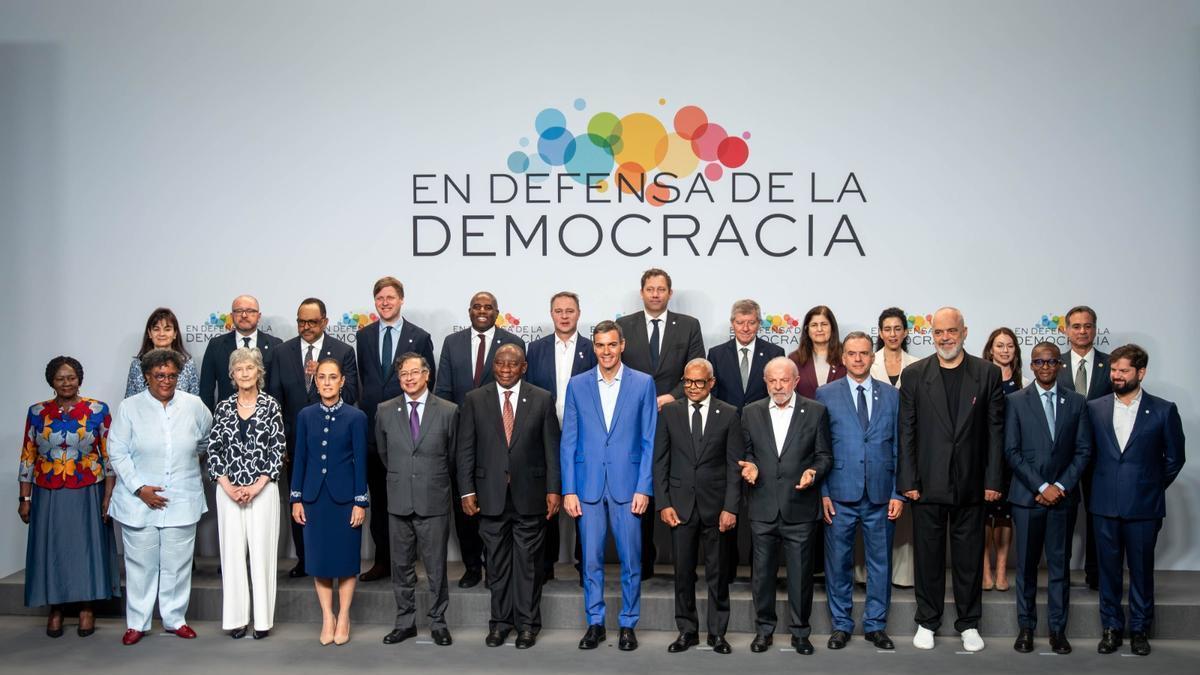 Sánchez recibe a líderes internacionales en la IV Reunión 'En Defensa de la Democracia'