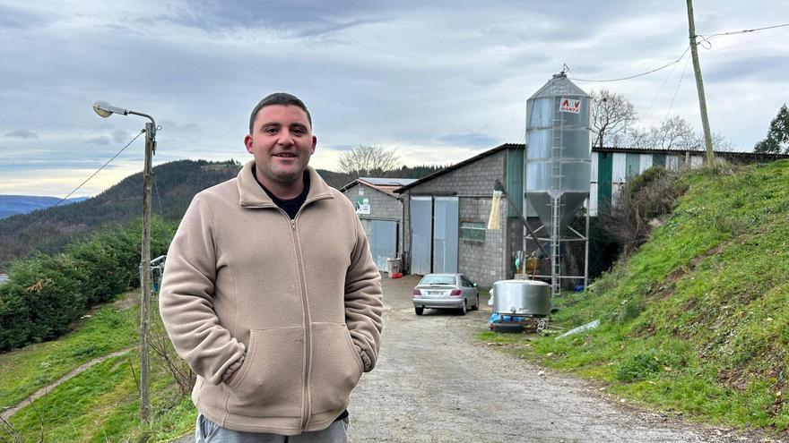 Luis Fernando Martínez Barbón, en su ganadería en Salas.