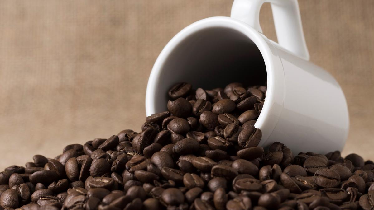 Una taza con granos de café