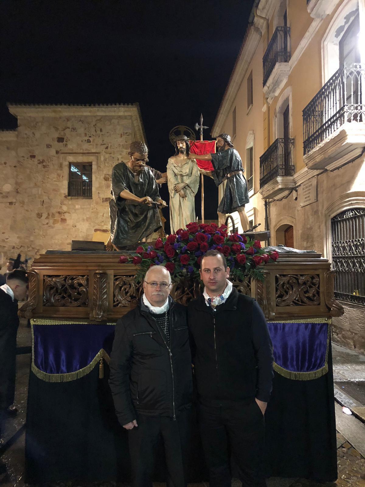 José Alfonso Viñas con su hijo, José Alfonso Segurado, ante el paso de La Desnudez.