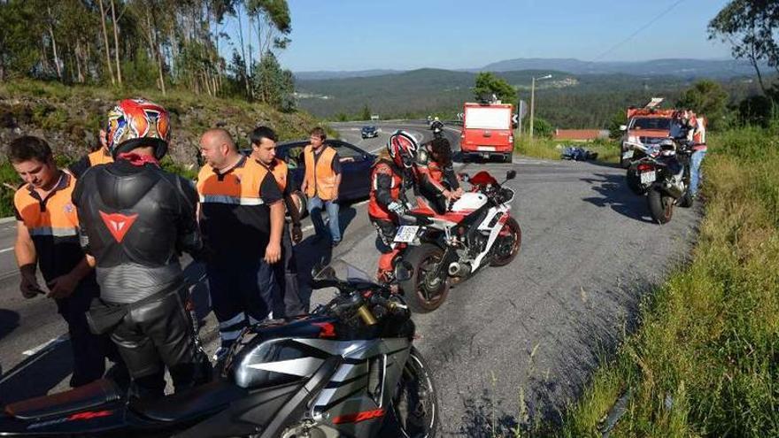 Un motorista de 22 años muere tras chocar contra un quitamiedos en Caldas de Reis