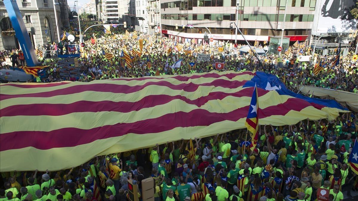 Diada de Catalunya a la zona de passeig de Gràcia amb Aragó. A la foto, estelades el dia més assenyalat. CARLOS MONTAÑÉS