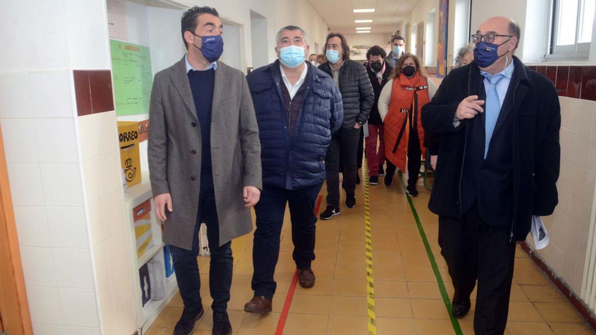 Un momento de la visita realizada ayer al colegio ribadumiense. |