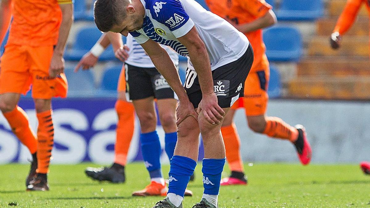 Momento de la recaída de Moyita en su lesión de gemelo el pasado día 31 ante el Mestalla. | ALEX DOMÍNGUEZ