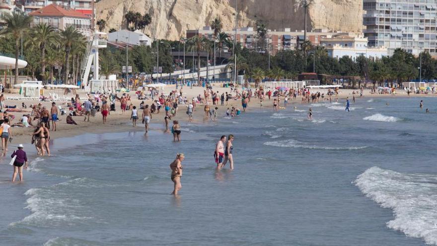 Las playas de Alicante rivalizan con la visita al cementerio y vuelven a llenarse