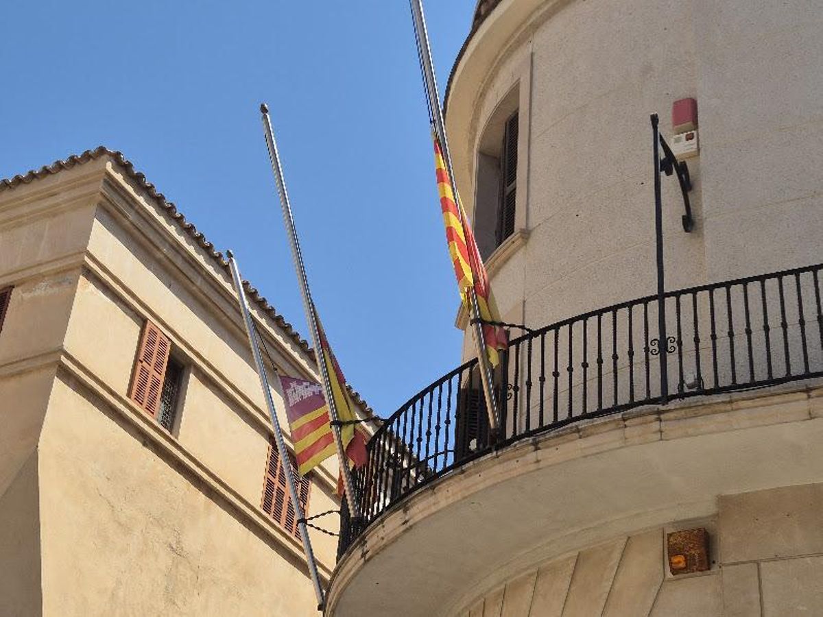 Banderas a media asta en el Ayuntamiento de Manacor