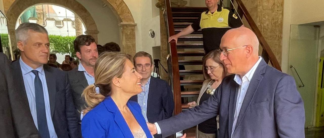 El alcalde de San Vicente con la ministra en el acto de presentación del plan de alquiler social