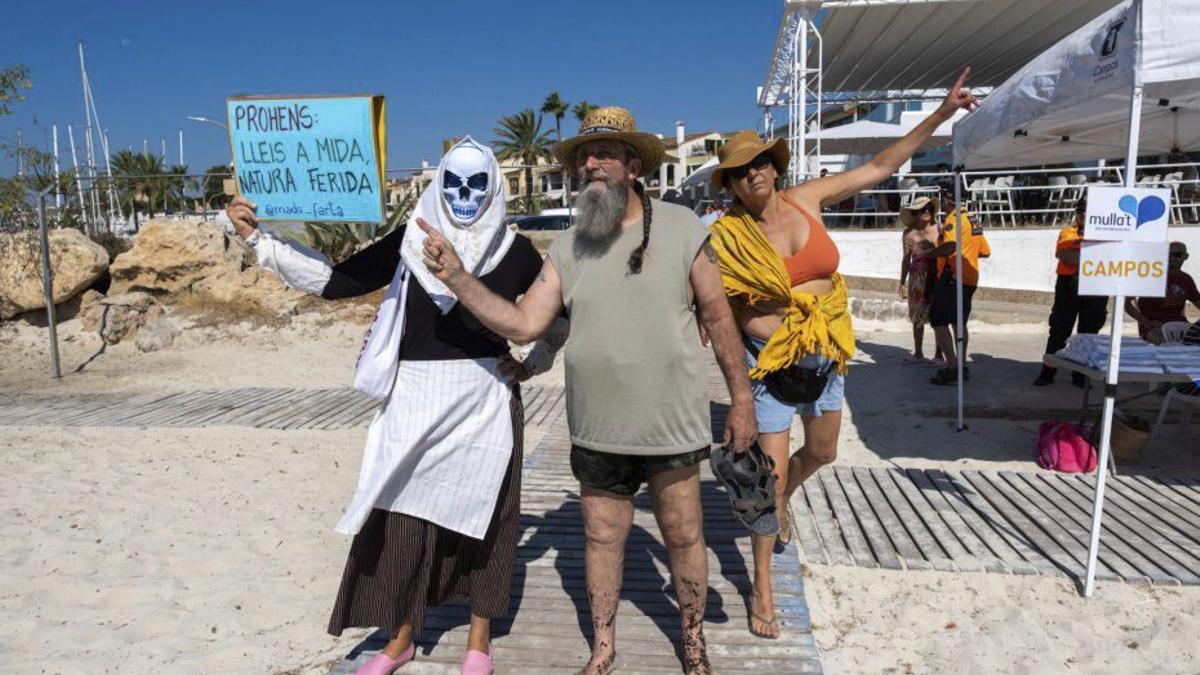 Madò Farta junto a otros manifestantes en sa Ràpita