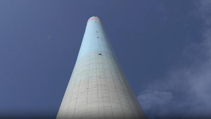 EN VÍDEO | La espectacular voladura de una chimenea de 200 metros en una central de Almería