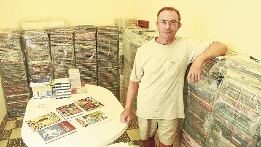 Joan Ramis exhibe algunas de las montañas de comics que tiene en su casa.