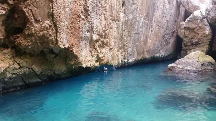 Parece la Costa Brava pero está aquí al lado: la cueva valenciana de aguas turquesas que arrasa en TikTok