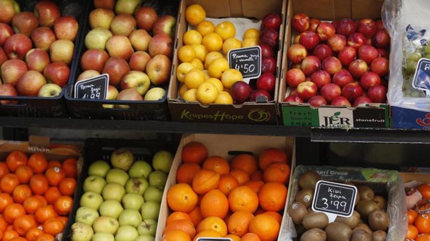 Parada de fruita en un mercat català.