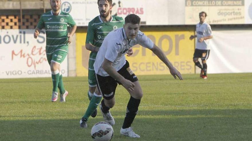 Un lance de un partido del Ourense CF en el campo de O Couto. // Jesús Regal