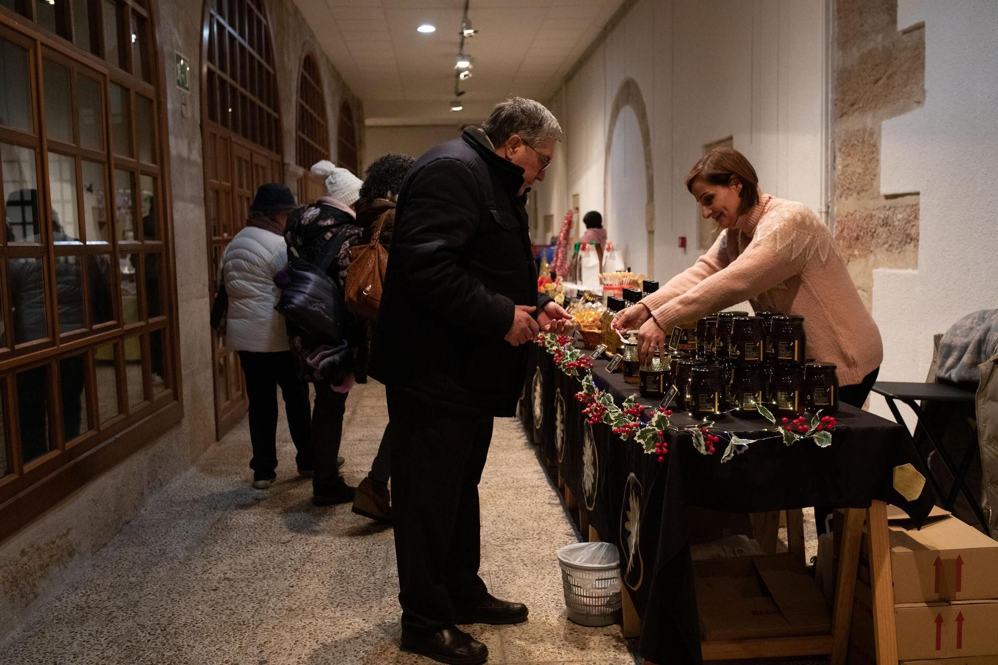 Mercado solidario de la Cofradía Virgen de la Concha en el Colegio Universitario de Zamora