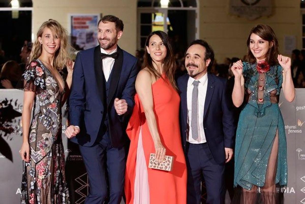 Ingrid García Jonsson, Julián Villagrán, Bárbara Goenaga, Koldo Serra y María Valverde, en la première de Gernika en el Festival de Cine de Málaga.