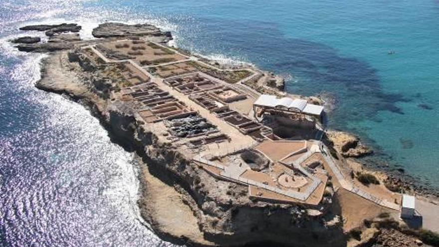 Rescatan a un anciano a punto de morir ahogado tras caer al mar en El Campello