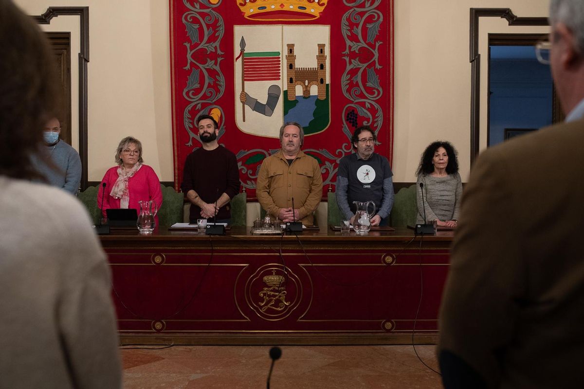 El último Pleno del año celebrado esta mañana ha comenzado con dos minutos de silencio por las tres mujeres asesinadas víctimas de violencia de género, en Madrid, Valencia y A Coruña