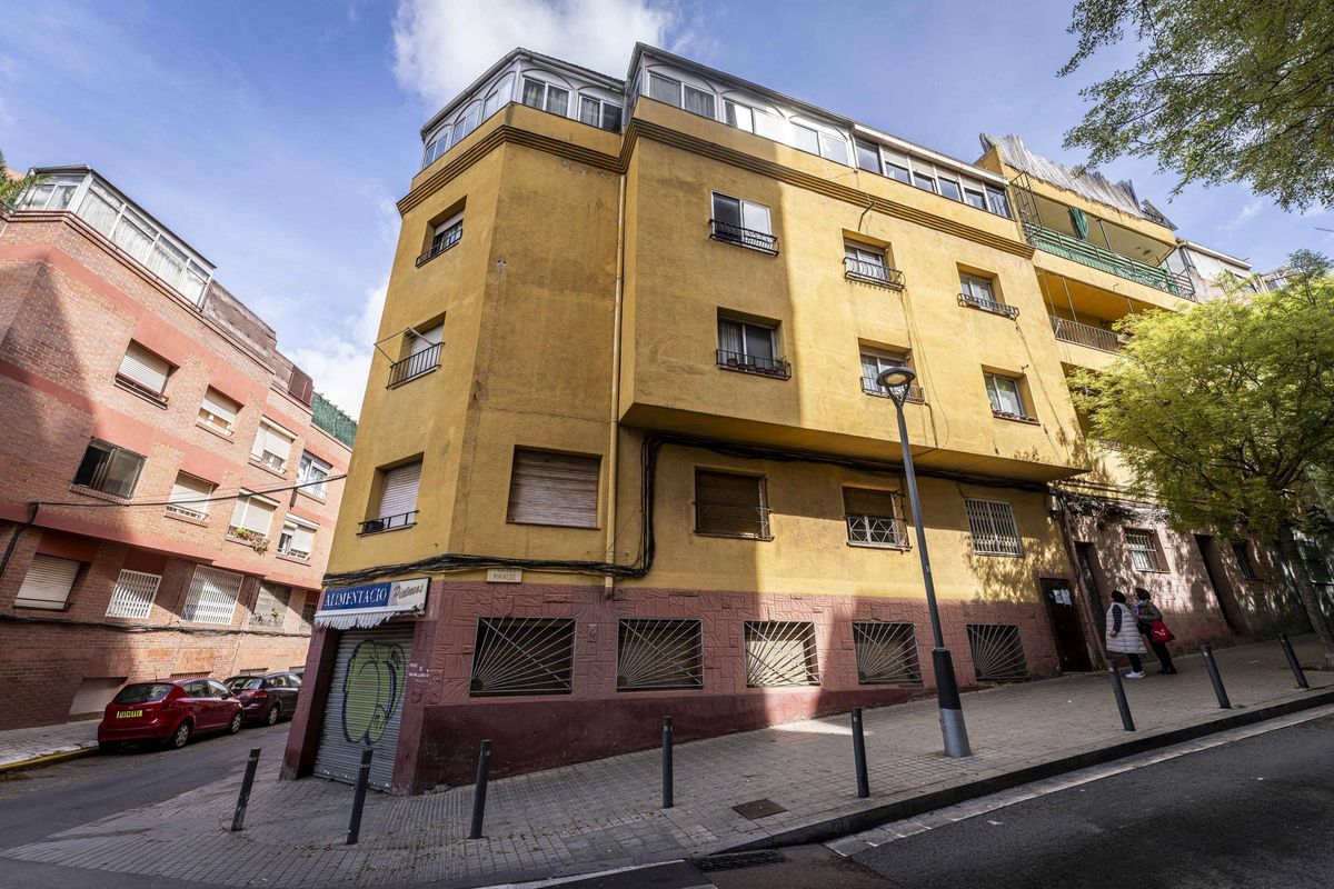 El edificio de la calle Pirineus de Santa Coloma donde se desalojaron vecinos por riesgo de derrumbe. El edificio de la calle Pirineus de Santa Coloma donde se desalojaron vecinos por riesgo de derrumbe.