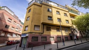 El edificio de la calle Pirineus de Santa Coloma donde se desalojaron vecinos por riesgo de derrumbe.