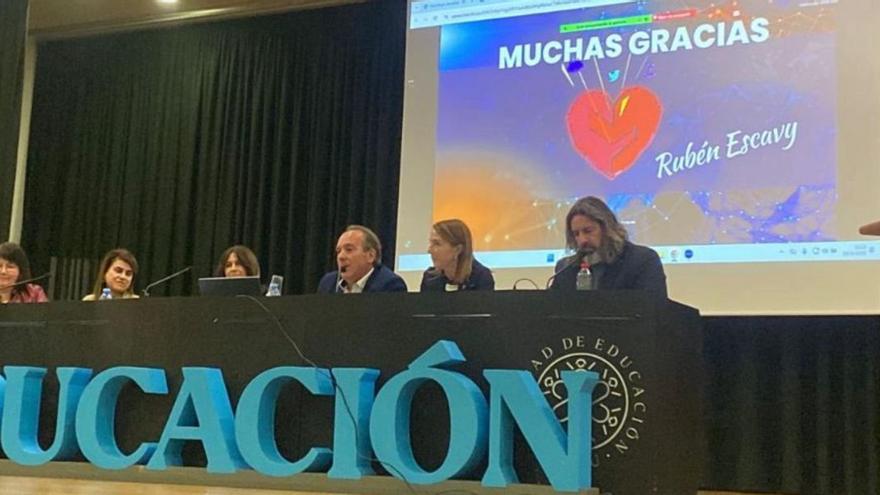 Segunda mesa redonda de Direcmur en las jornadas UMUInnova’25, que contó con Catalina Guerrero, Rubén Escavy, Belén López, Isabel Saturno y Antonia Gómez. | L.O.