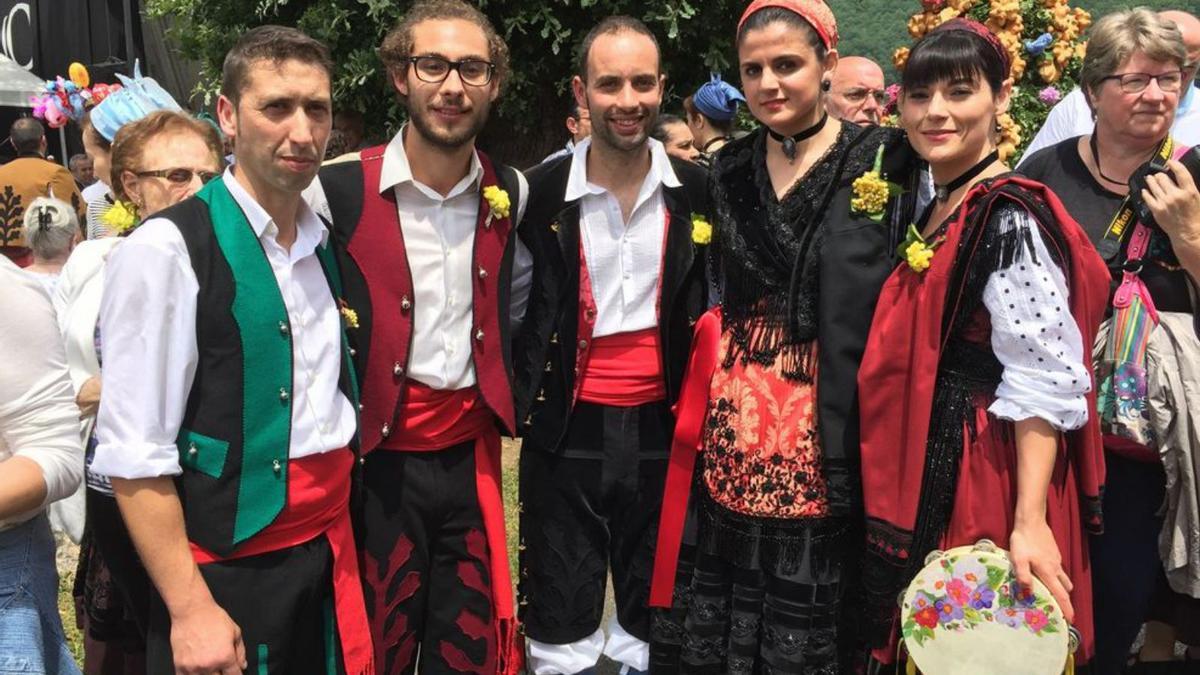n grupo de gente vestida con trajes folclóricos en las fiestas canguesas de San Antoniu