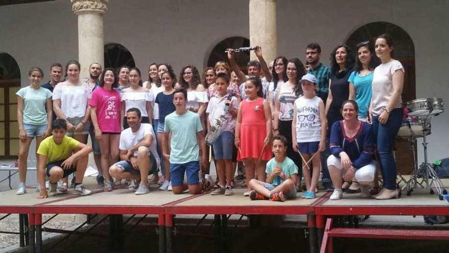 Foto de familia del grupo segoviano con miembros de &quot;La Rondalla&quot;.