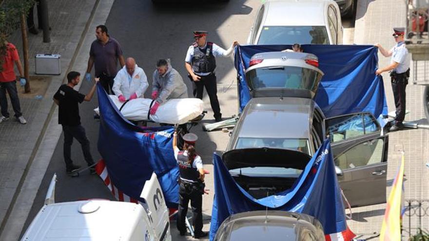 Hallado un cadáver en el maletero de un coche que llevaba aparcado 4 días en Barcelona