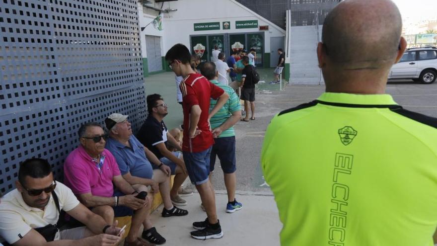 Colas en el Martínez Valero para recoger el abono del Elche