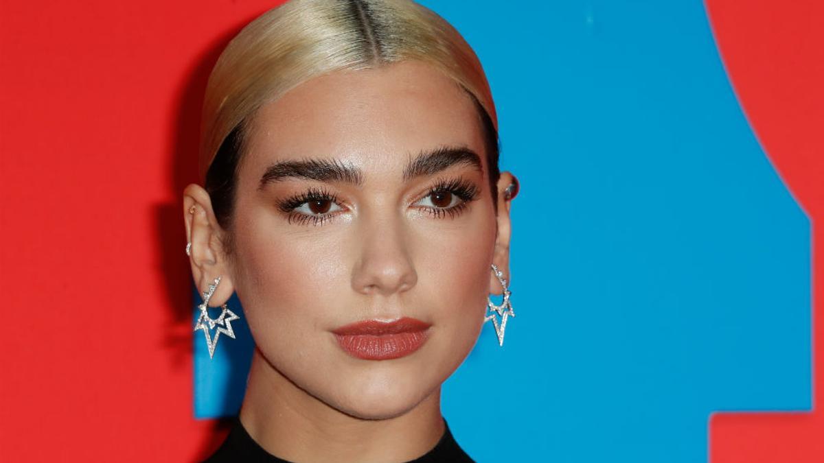 Dua Lipa con recogido bajo y raya al medio