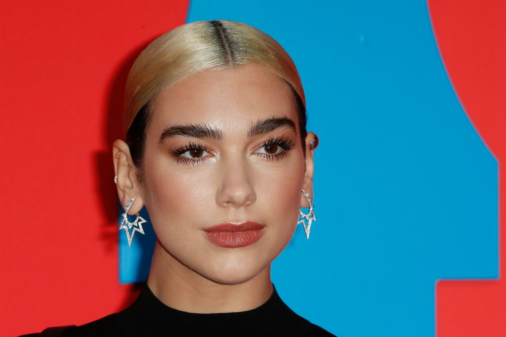 Dua Lipa con recogido bajo y raya al medio
