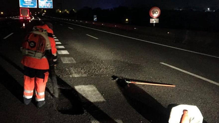 Operaris treballant en la reparació dels forats