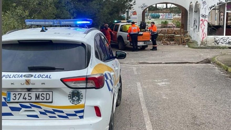 Voluntarios de Protección Civil de Sant Joan sofocan un incendio en una urbanización