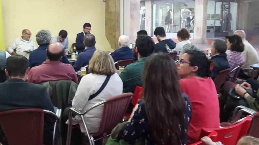 La reunión, convocada por Més per Palma, se celebró en un bar del barrio del Fortí.