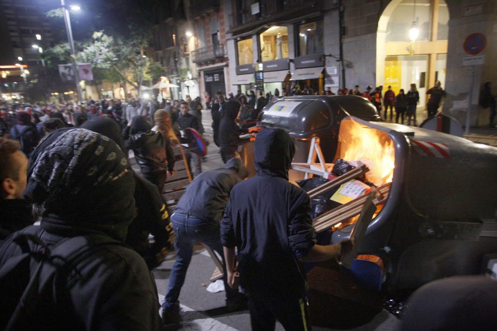 Contenidors cremats, càrregues policials i enfrontaments a Girona