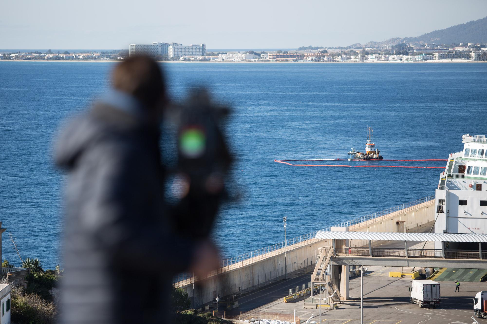 Comienzan los trabajos para reflotar el pesquero 'Charpat Segundo' hundido en Ibiza