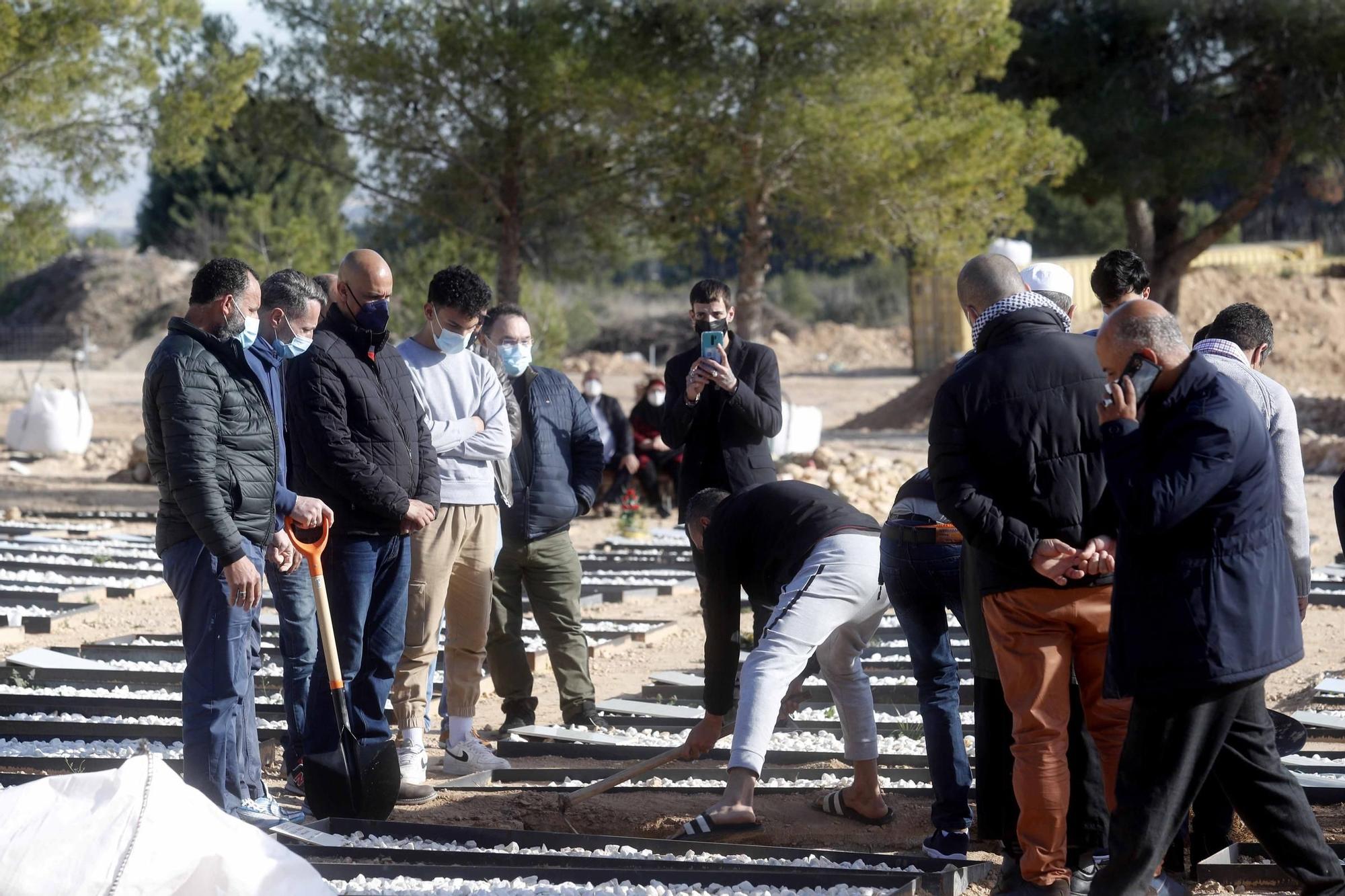 Entierro De Wafaa Sebbah En El Cementerio Jardín Muslmán De València