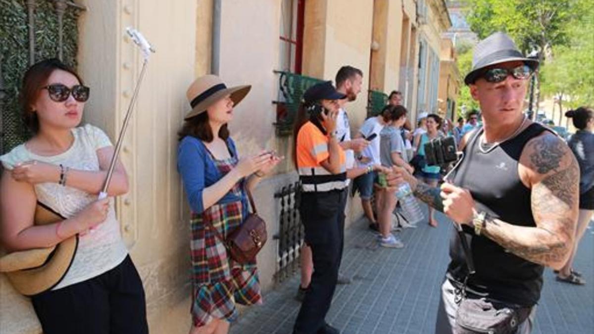 Turistas asiáticas en el parque Güell, en agosto.