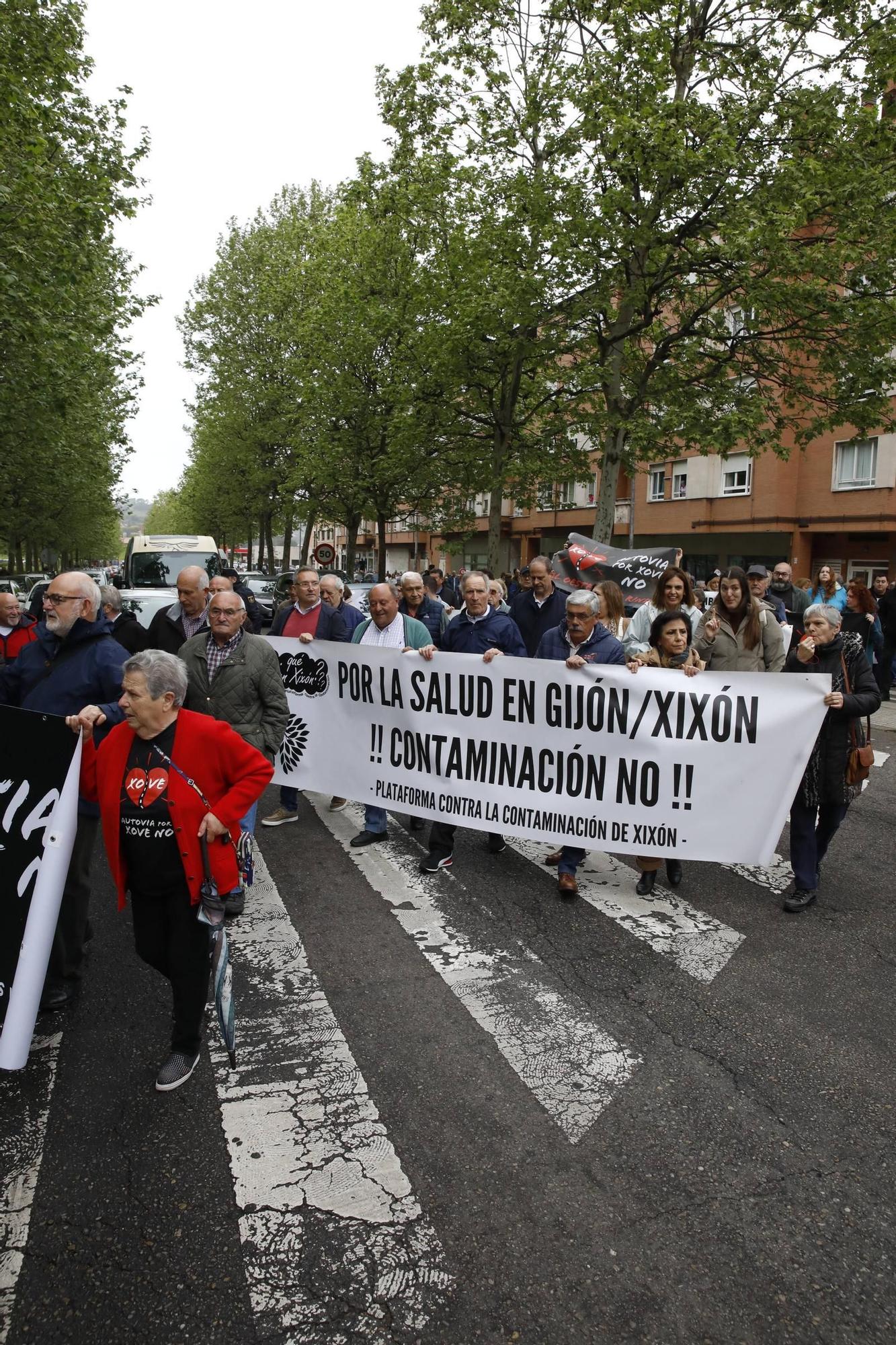 Así ha sido la movilización vecinal cortando el tráfico a El Musel (en imágenes)