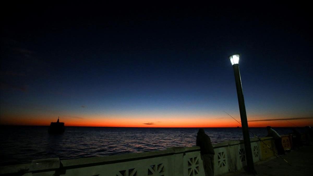 Amanecer sobre el río de la Plata en Buenos Aires, Argentina.