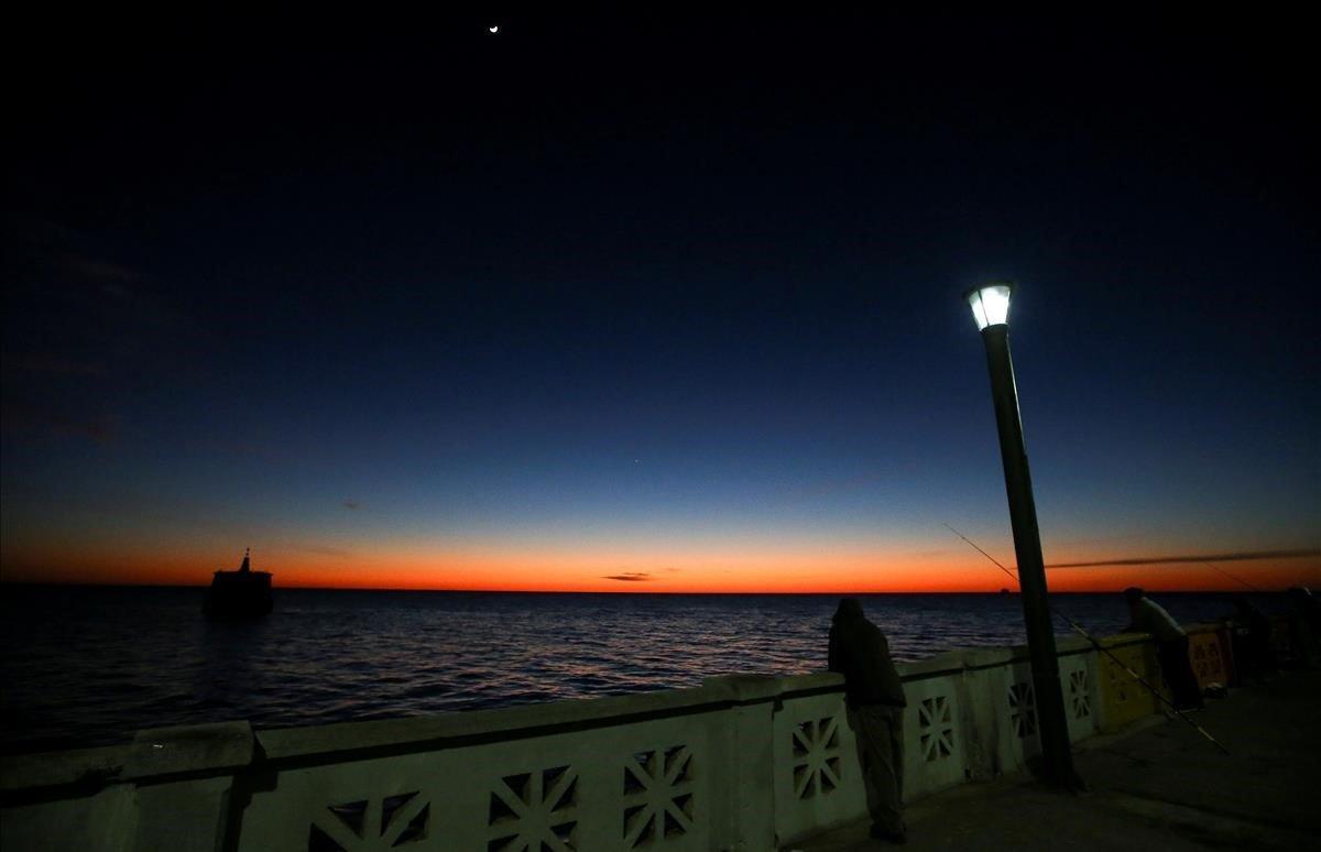 Amanecer sobre el río de la Plata en Buenos Aires, Argentina.