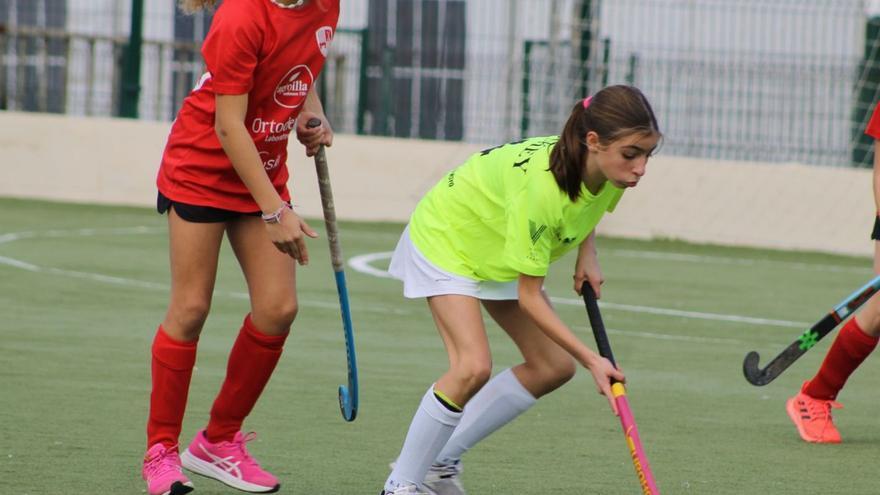 La ibicenca Carla Sánchez Torres, conduce la pelota en un partido contra el Mallorca.