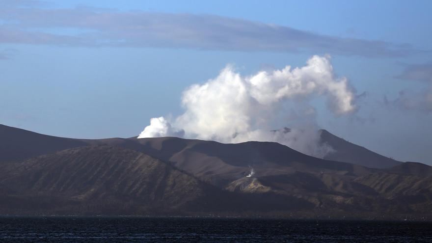 El volcán Taal en Filipinas escupe una columna de ceniza de 600 metros de altura