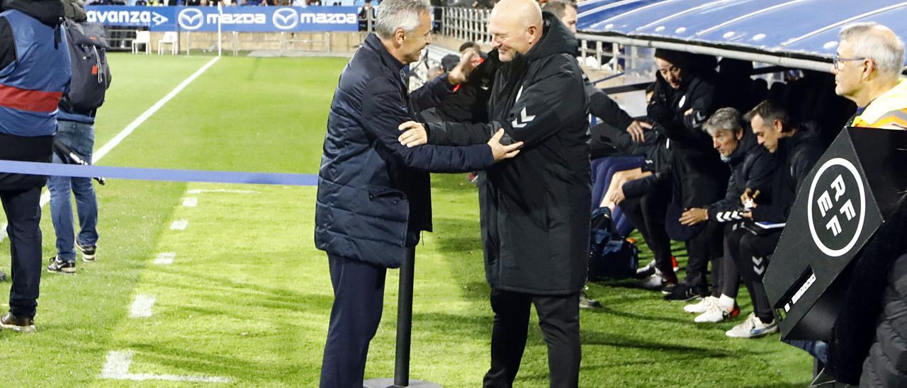 Fran Escribá saluda a Pepe Mel antes de jugar contra el Málaga.