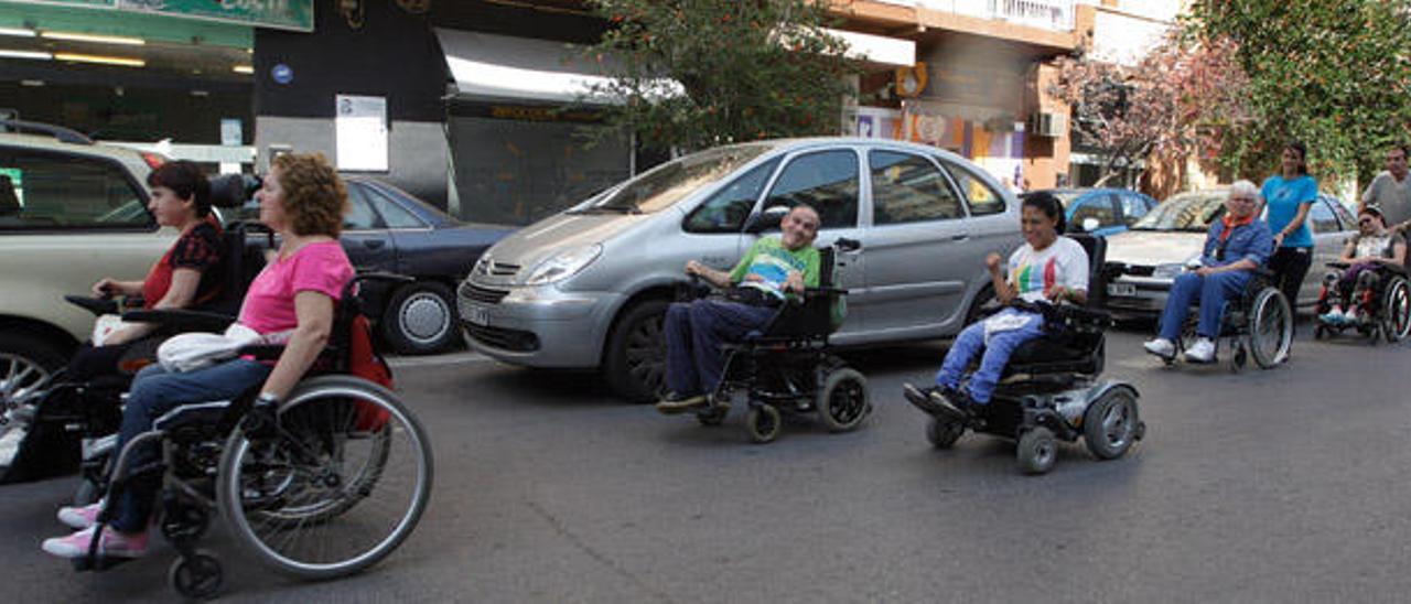 La falta de rampas en Campanar obliga a circular por la calzada a los discapacitados.