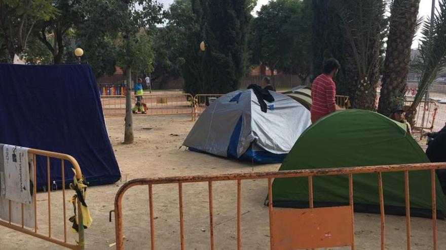 Un momento de la acampada que tiene lugar en el jardín cerca de las vías.