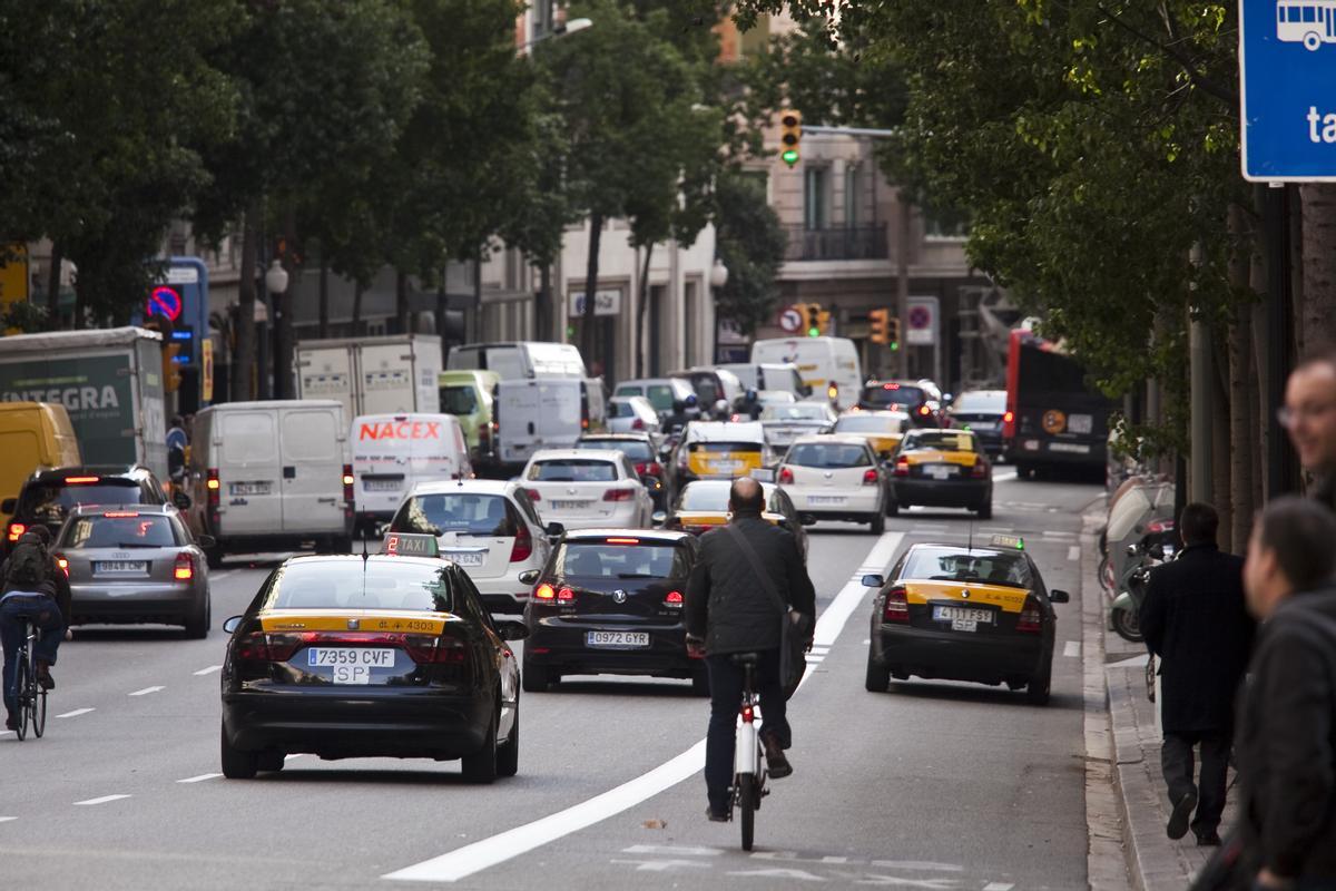 Dos bicis bajando por Balmes, una por el carril bus y la otra, mezclada entre los coches